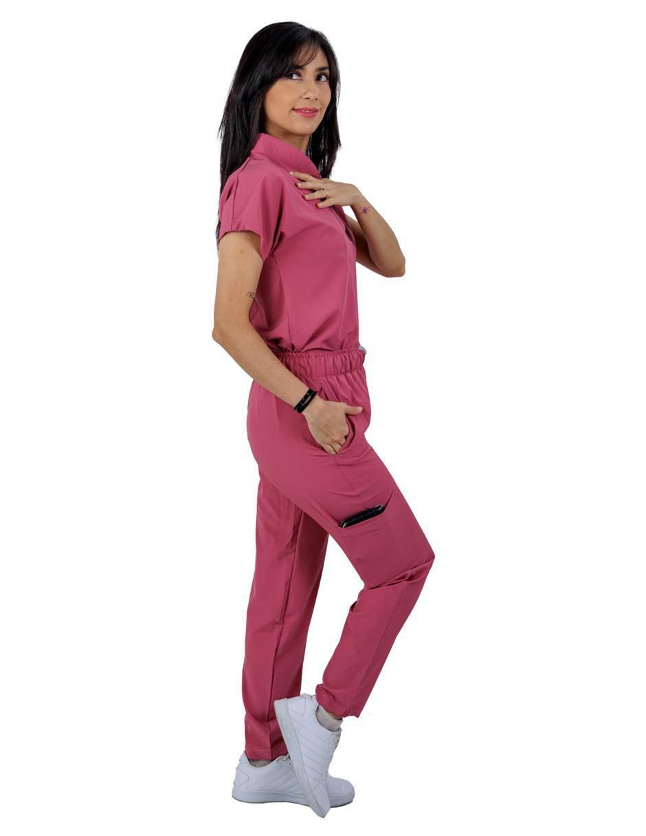 Uniforme estilo relajado para mujer 2
