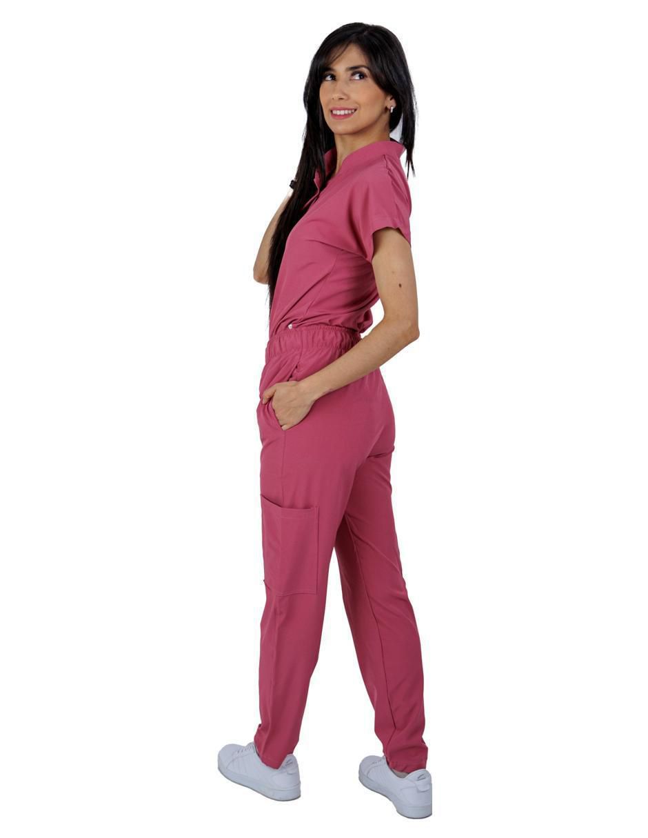 Uniforme estilo relajado para mujer 3