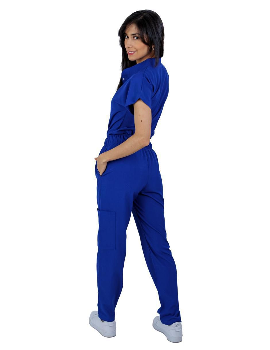 Uniforme estilo relajado para mujer 3