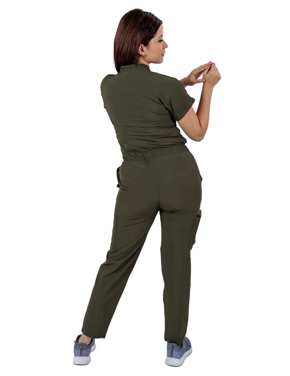 Uniforme estilo relajado para mujer 3