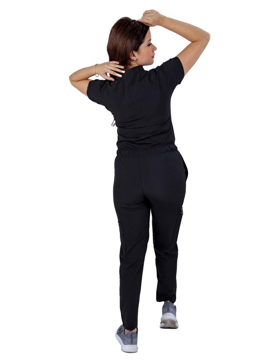 Uniforme estilo relajado para mujer 3