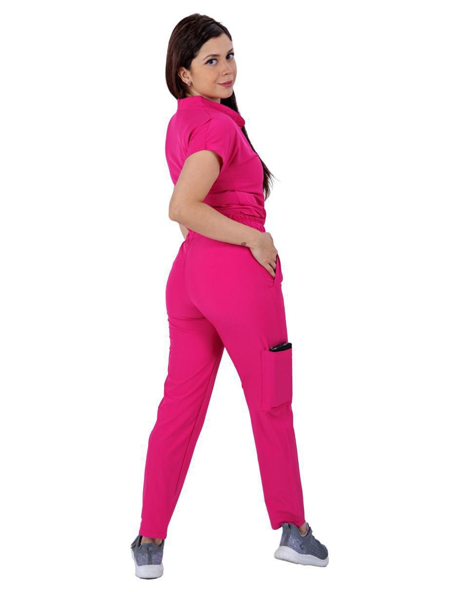 Uniforme estilo relajado para mujer 3