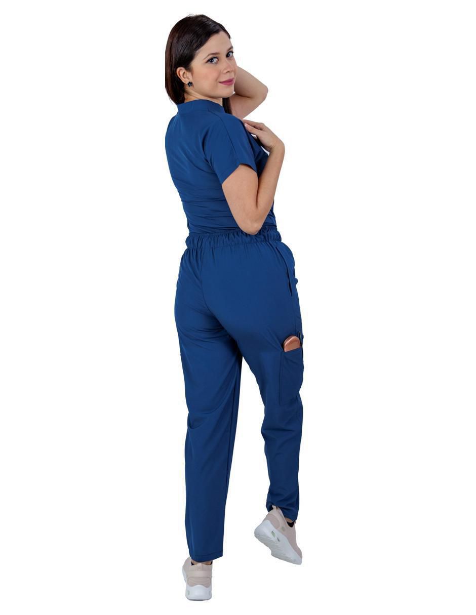 Uniforme estilo relajado para mujer 3