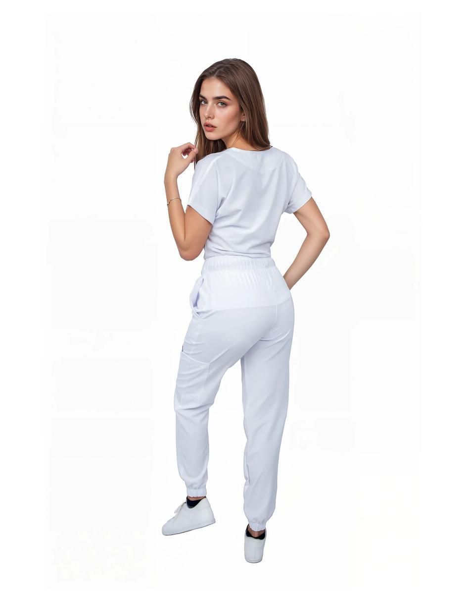 Uniforme estilo relajado para mujer 4