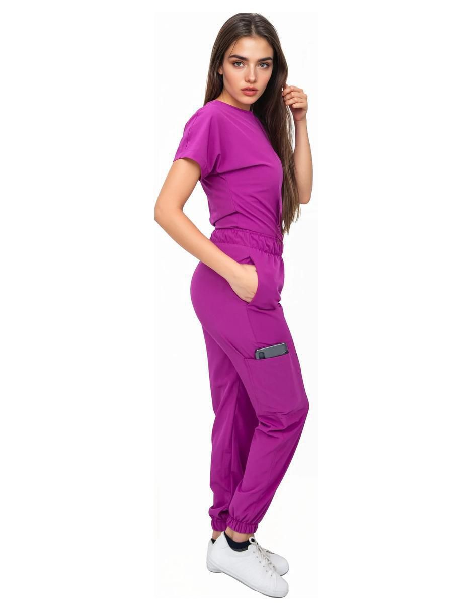 Uniforme estilo relajado para mujer 3