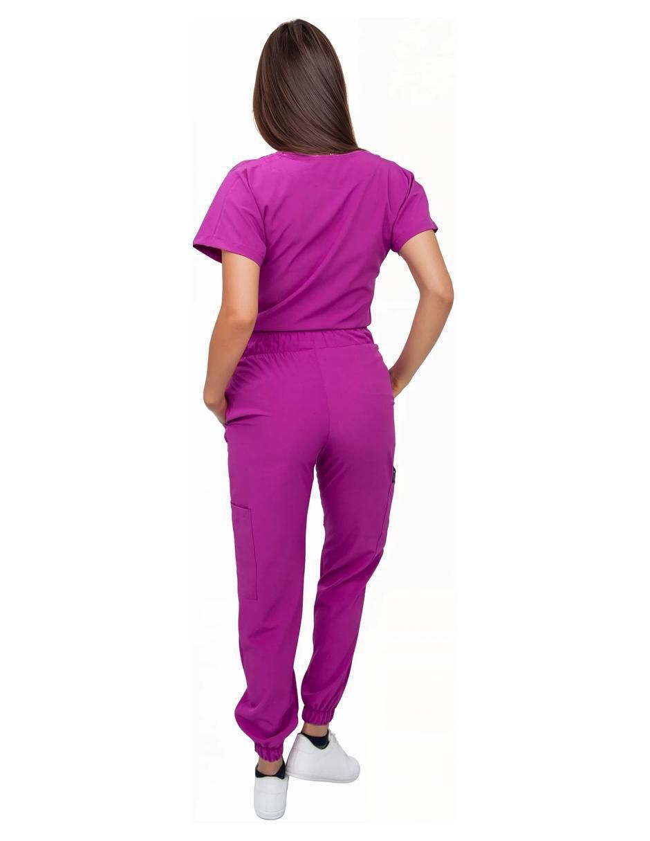 Uniforme estilo relajado para mujer 4