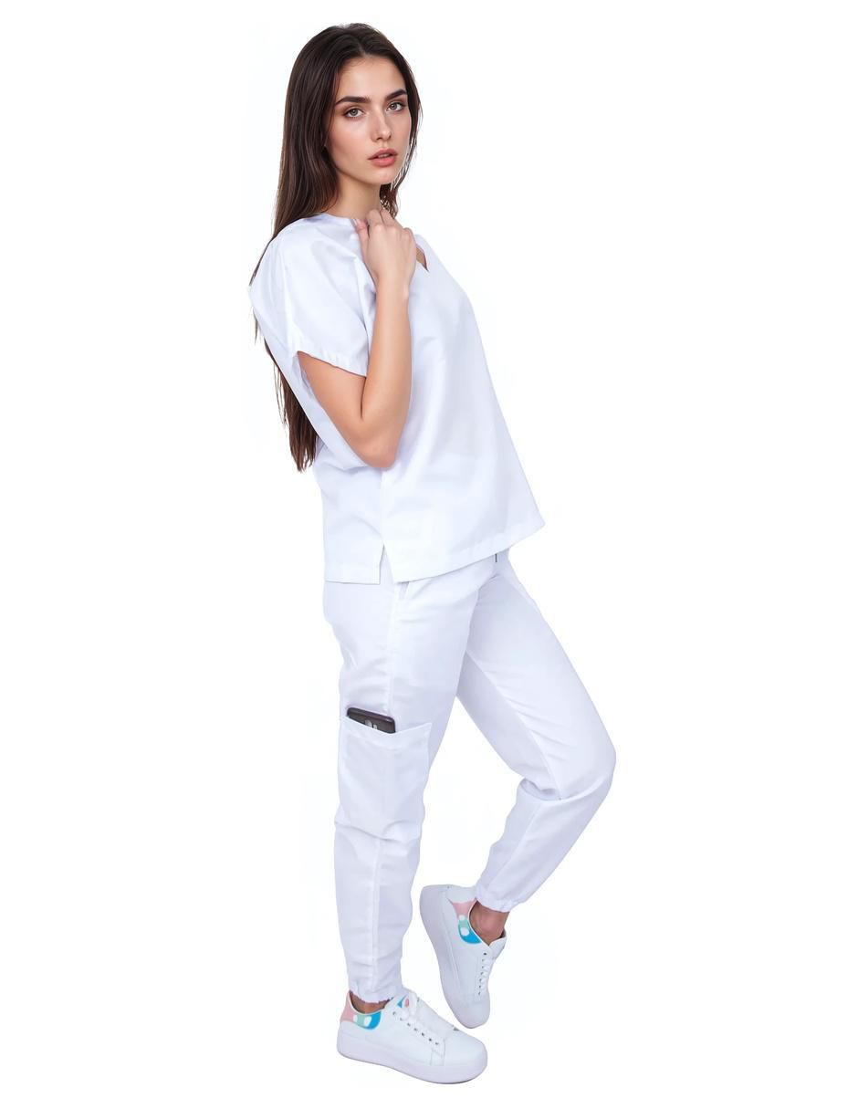 Uniforme estilo relajado para mujer 3