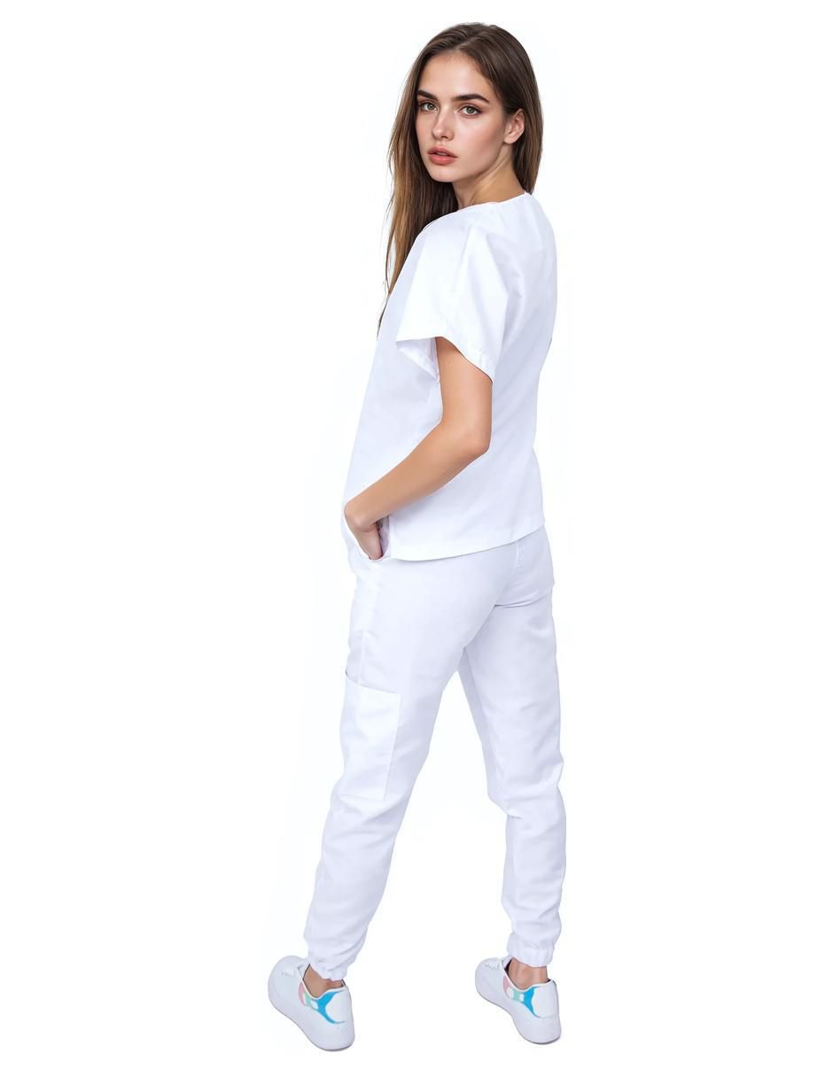 Uniforme estilo relajado para mujer 4