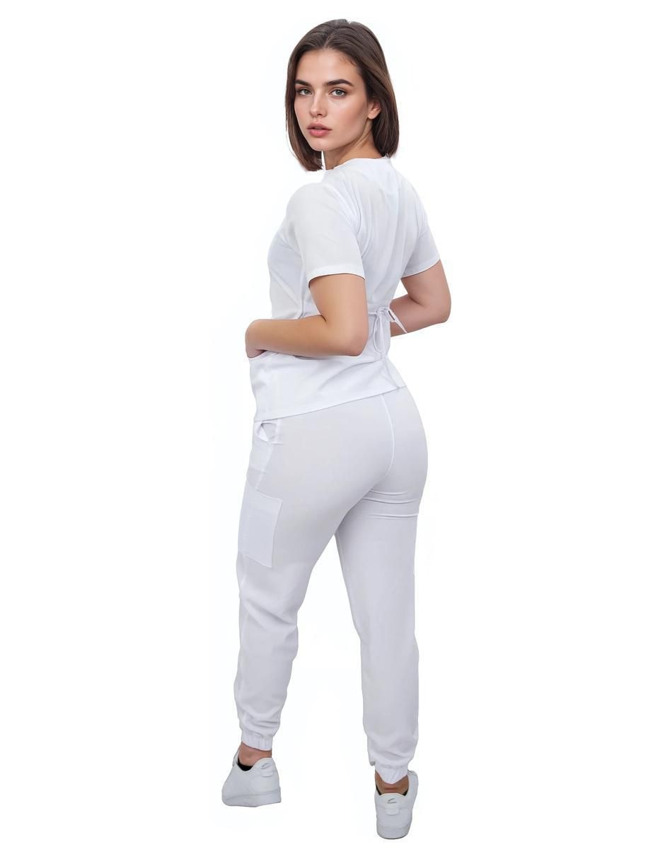 Uniforme estilo relajado para mujer 4