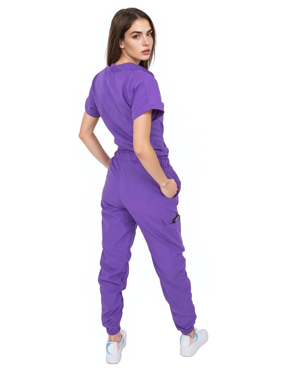 Uniforme estilo relajado para mujer 4