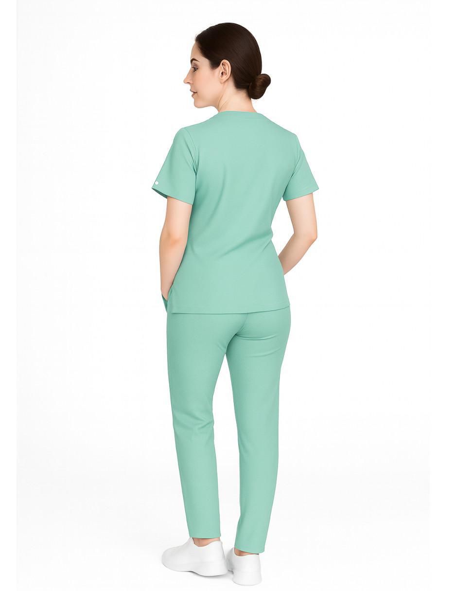 Uniforme estilo relajado para mujer 2