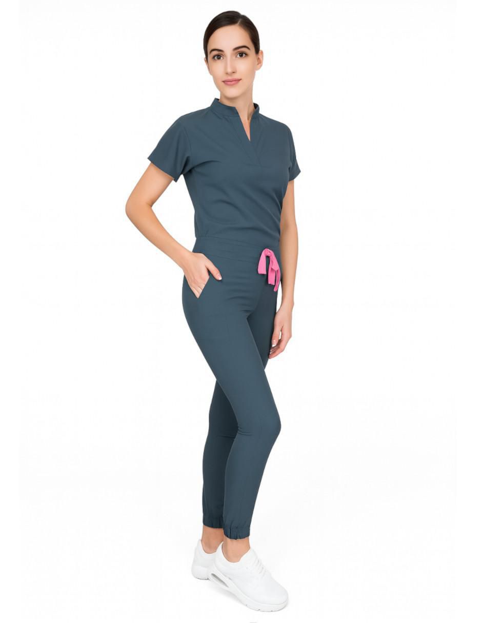 Uniforme estilo relajado para mujer Uniforme estilo relajado para mujer