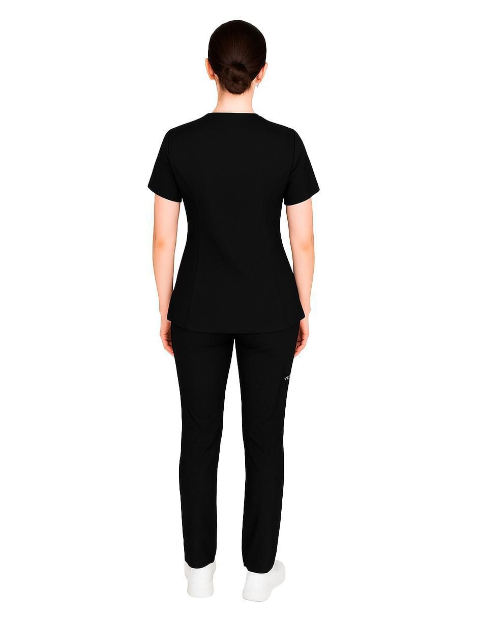Uniforme estilo relajado para mujer 3