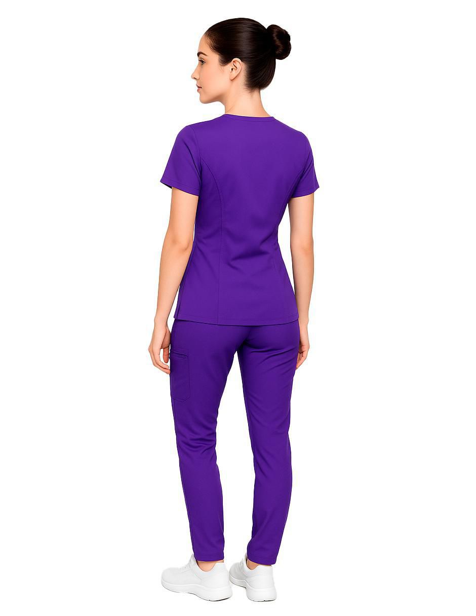 Uniforme estilo relajado para mujer 3