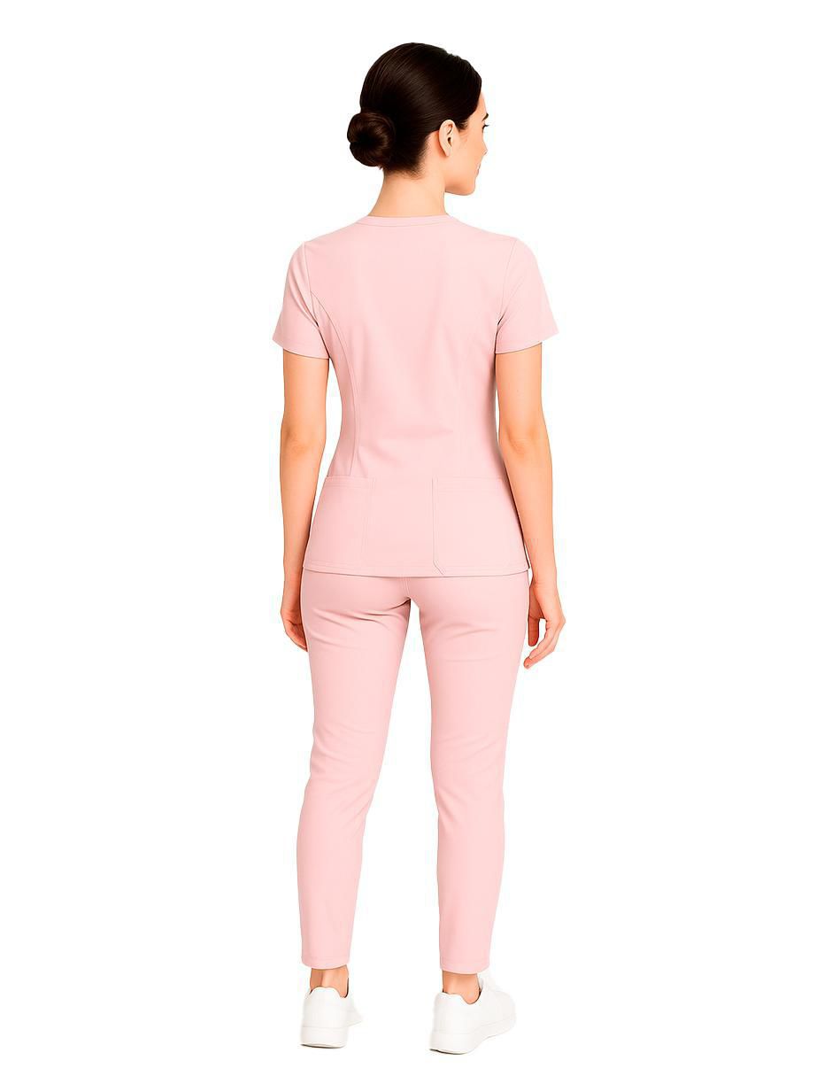 Uniforme estilo relajado para mujer 3