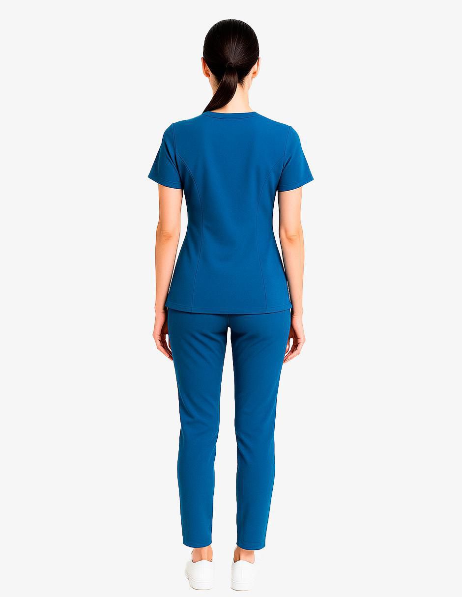 Uniforme estilo relajado para mujer 3