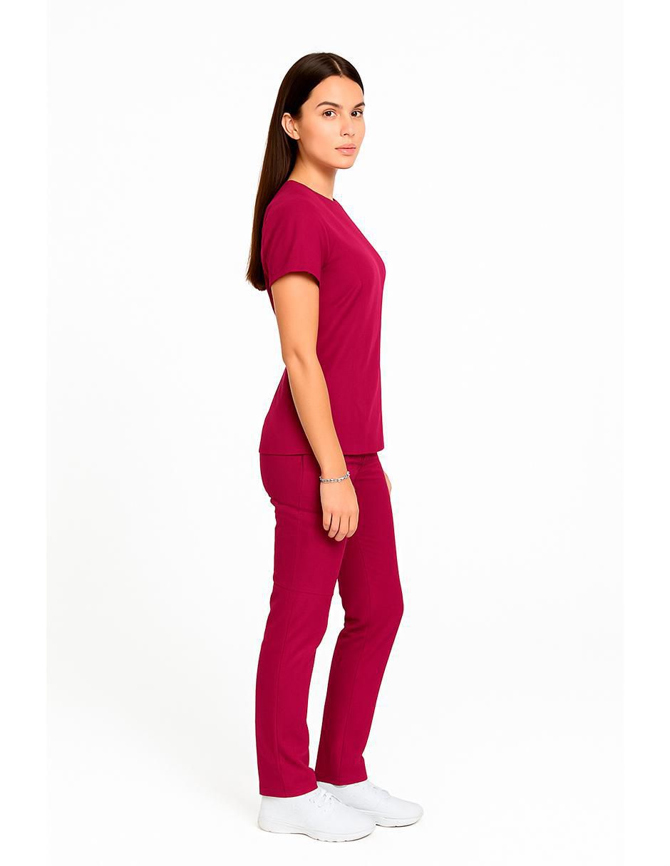 Uniforme estilo relajado para mujer 2