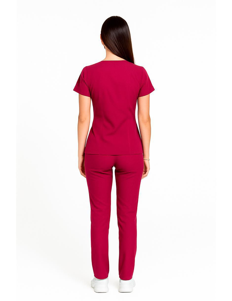 Uniforme estilo relajado para mujer 3