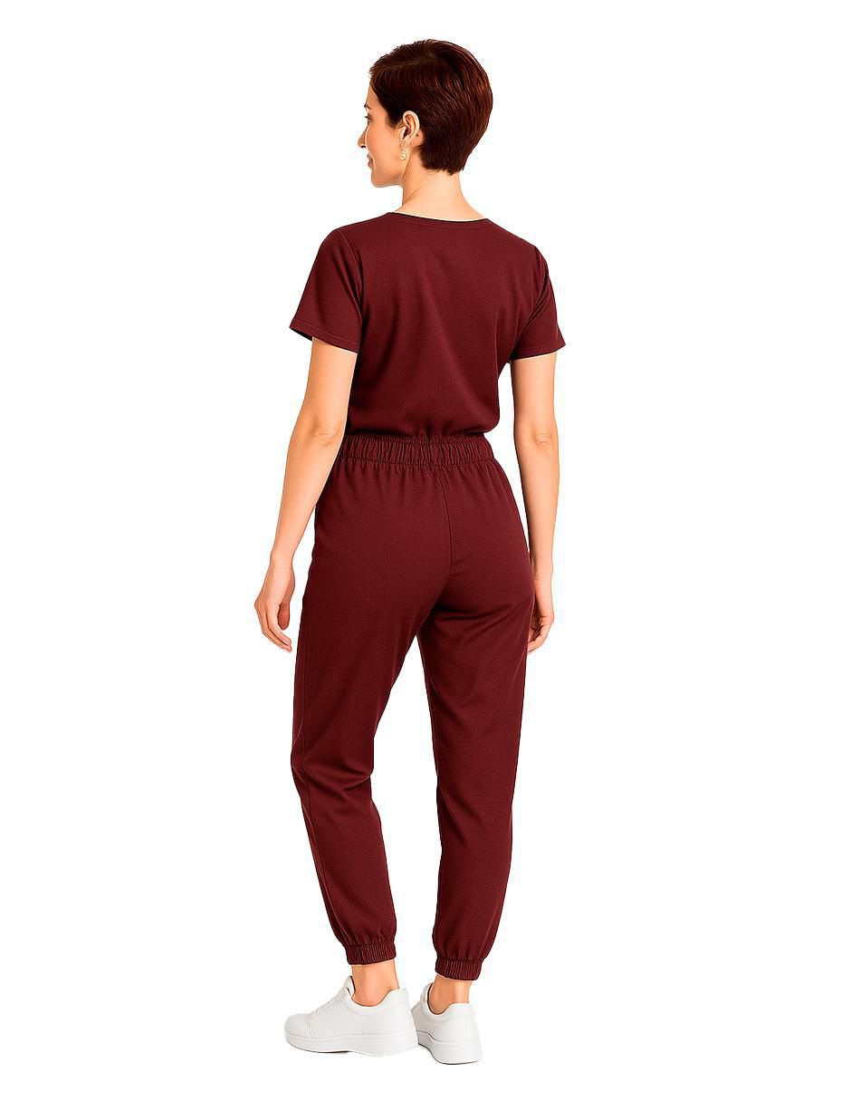 Uniforme estilo relajado para mujer 3