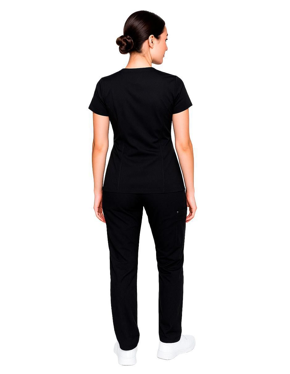 Uniforme estilo relajado para mujer 3