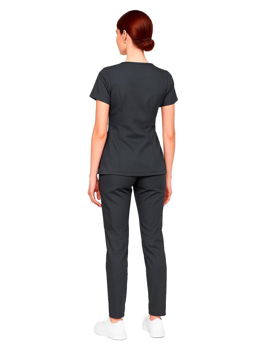 Uniforme estilo relajado para mujer 3