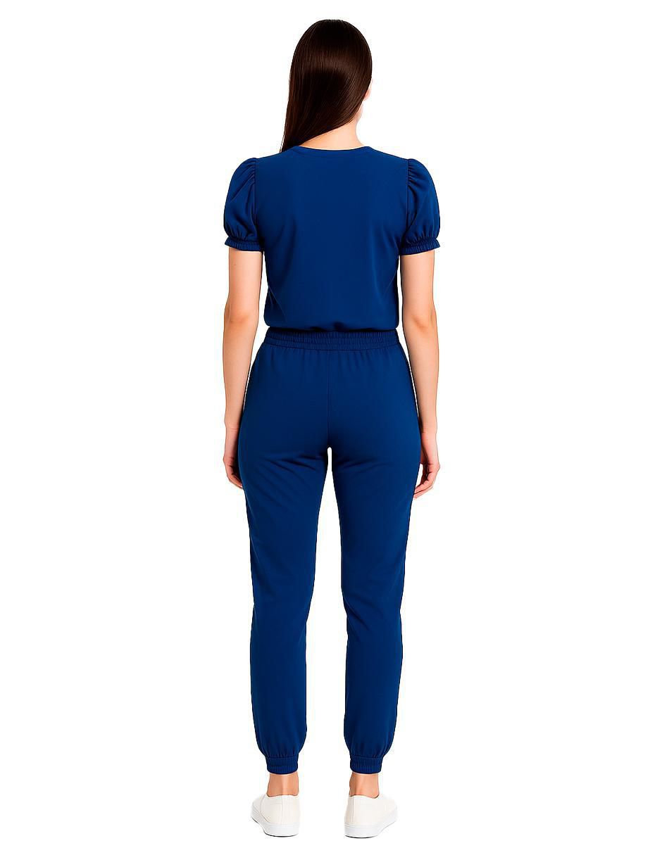 Uniforme estilo relajado para mujer 3