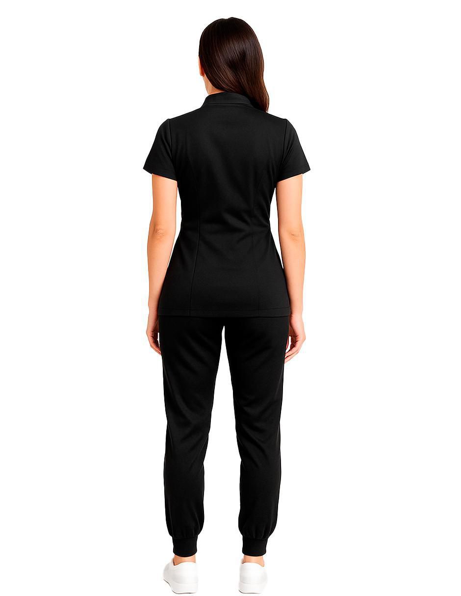 Uniforme estilo relajado para mujer 3