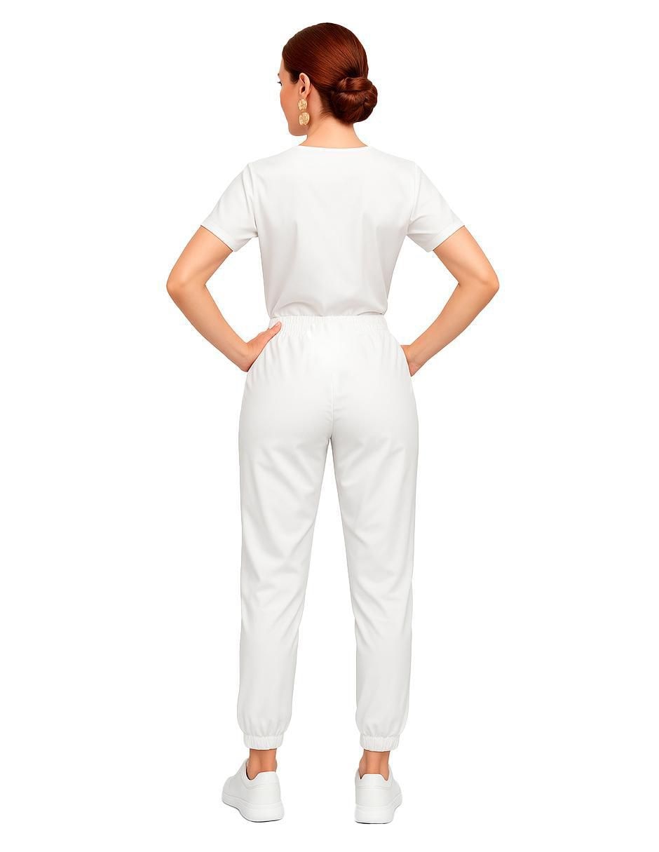 Uniforme estilo relajado para mujer 3